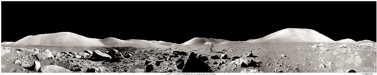 Apollo 17 Panorama with Running Astronaut - Flickr - NASA on The Commons — Artemis II : des humains autour de la Lune