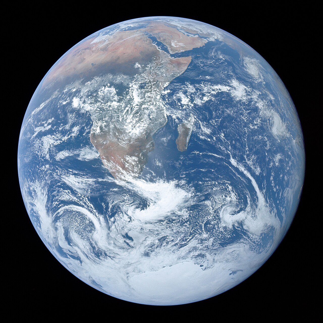 Blue Marble — Earth from Apollo 17 — Lune, trous noirs et citoyens : l'espace a besoin de vous