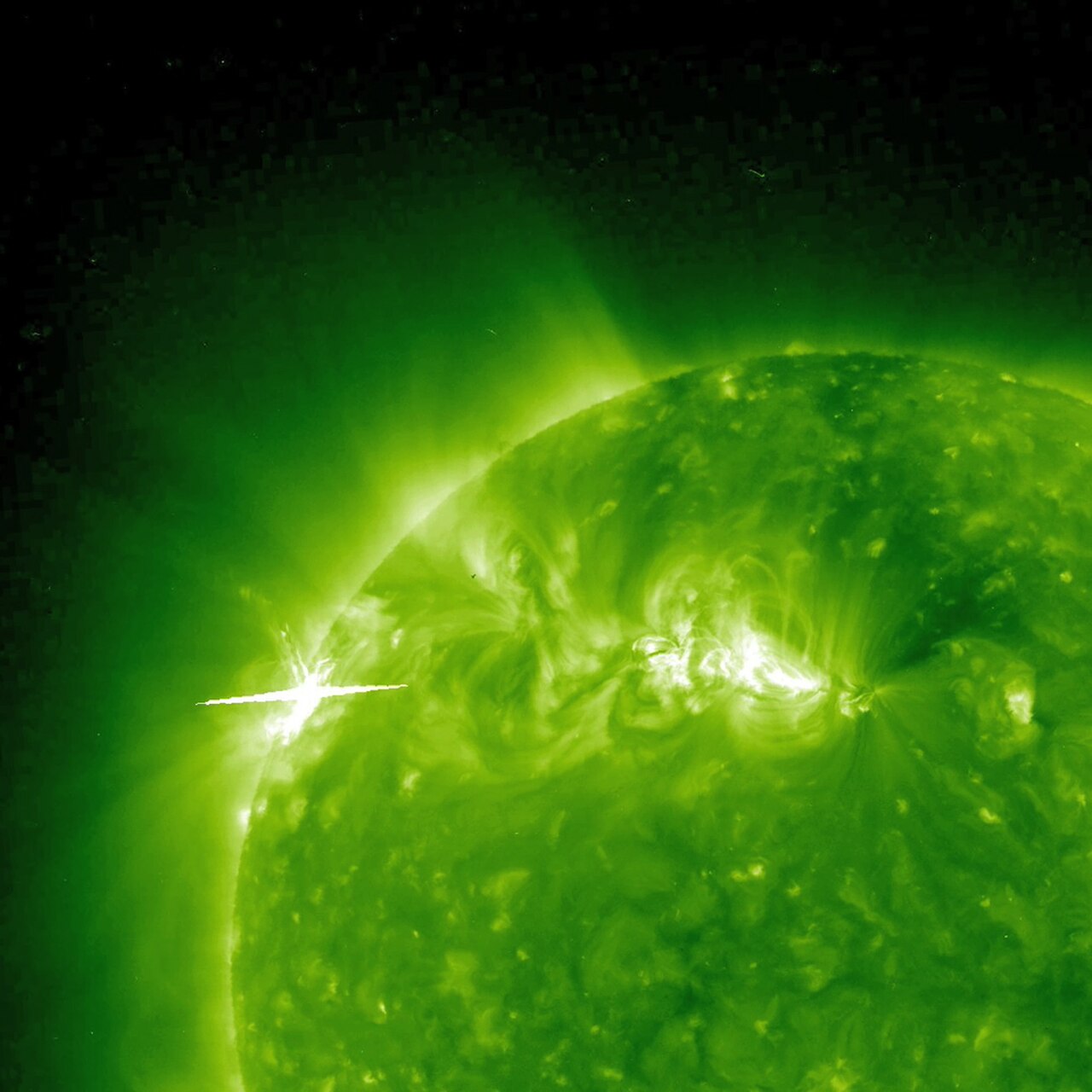 Solar Flare and Coronal Mass Ejection 2010-02-12 lrg — Une éruption solaire aux secrets inattendus