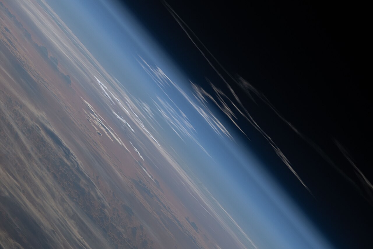 The exhaust plume left behind by Artemis II is pictured from the International Space Station (iss074e0431736) — Golden Dome : 3,2 milliards pour tuer les missiles depuis l'espace